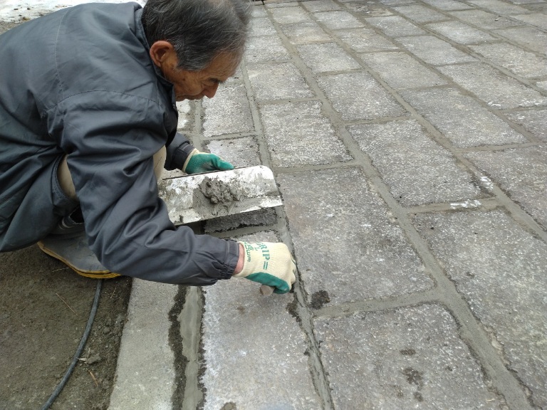 丁寧に目地を埋めます。とても大事な作業です。✌️ 丁寧に目地を埋めます。とても大事な作業です。✌️